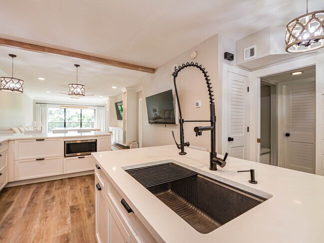 Building Photo - 6175 S Mirror Lake Dr