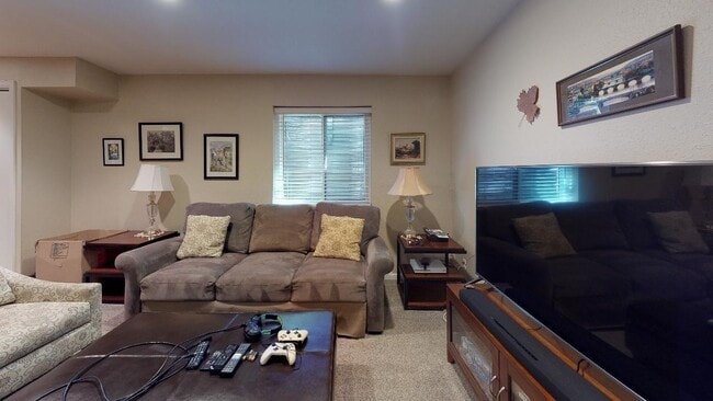 Building Photo - Beautiful sunny home