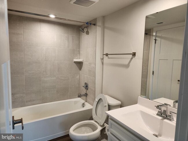 Building Photo - 321 E Cochran St