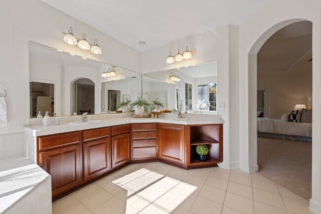 Building Photo - Beautiful home in Serrano. Must See!