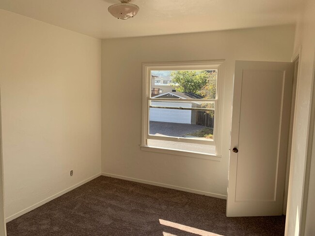 Building Photo - Great 2 bedroom upstairs standalone unit with garage