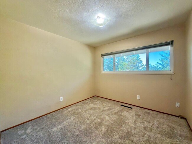 Building Photo - 275 Cold Springs Rd