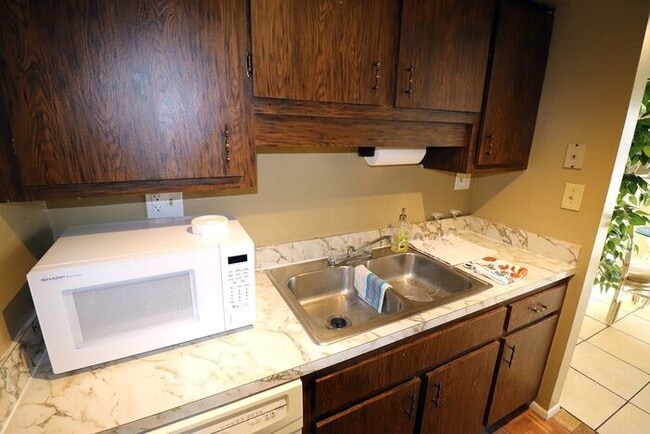 Building Photo - One bedroom apt 7 or 12 months furnish or unfurnished. Apartamento disponible amueblado o sin mue...