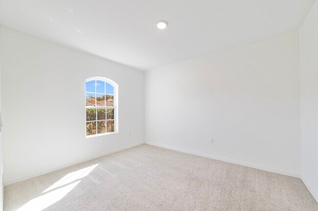 Building Photo - 121 Sunny Day Wy