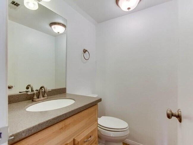 Building Photo - Awesome Townhome w/ 3 bedroom