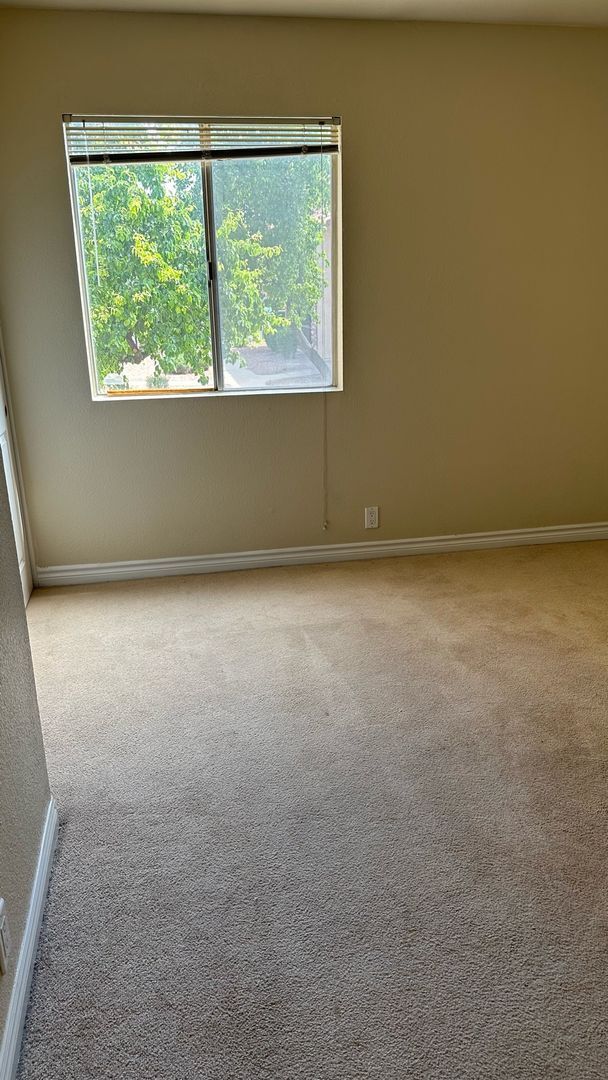 Building Photo - 1 Bedroom Condo with community pool & tenn...