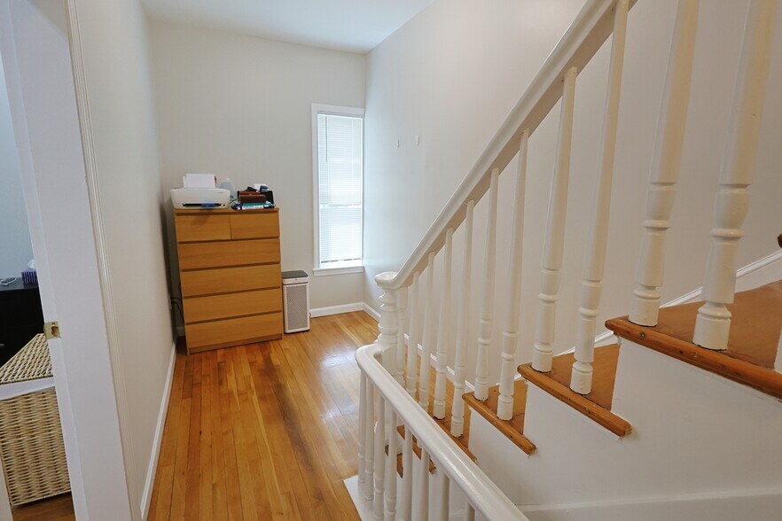 Building Photo - 32 Channing St