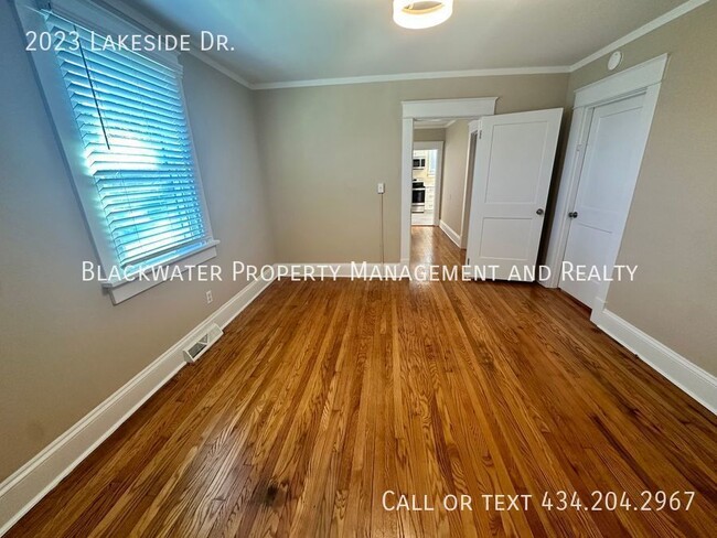 Building Photo - 3 Bedroom Home Off Lakeside Drive!