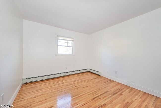 Building Photo - 4 Maureen Ct