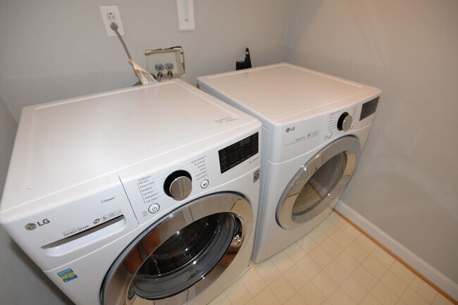 Building Photo - 2 Bedroom Townhome in Cypress Point North