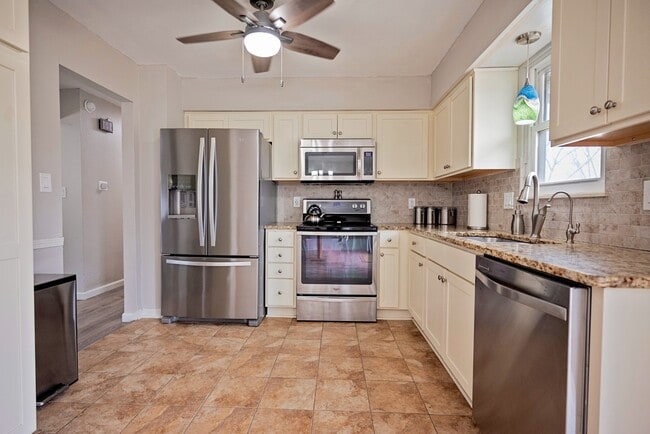 Building Photo - 413 SE Lana Ct