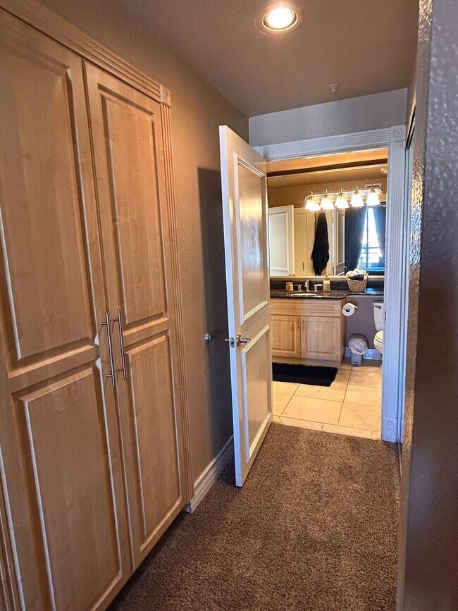 Building Photo - Beautiful  furnished 1 bedroom with a view of the Sphere!