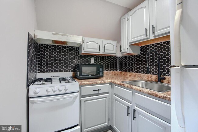 Building Photo - 3807 Fleetwood Ave