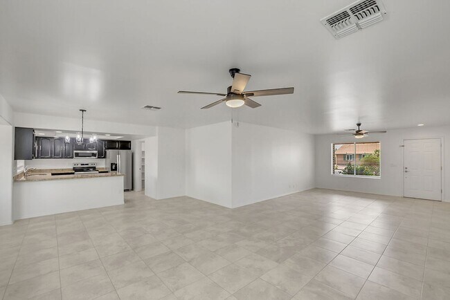 Building Photo - Gorgeous 4-Bedroom Home in Prime 85254 Loc...