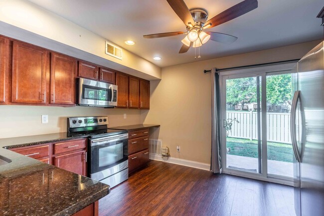 Building Photo - Updated 2 Bedroom 1.5 Bath in Goshen Valley!
