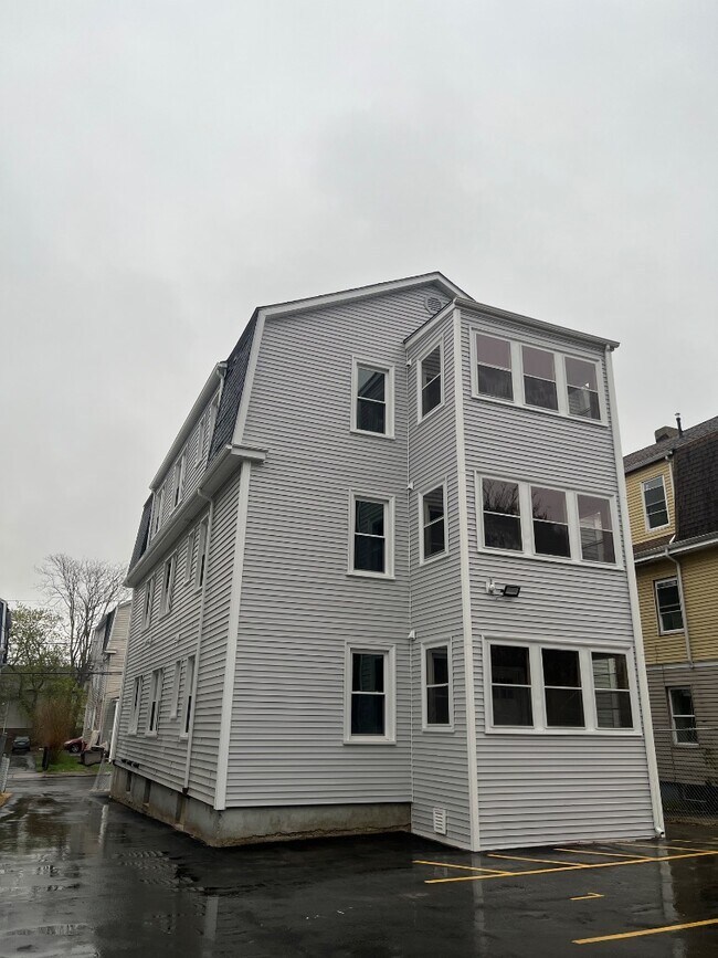 Building Photo - 647-649-649 Garden St