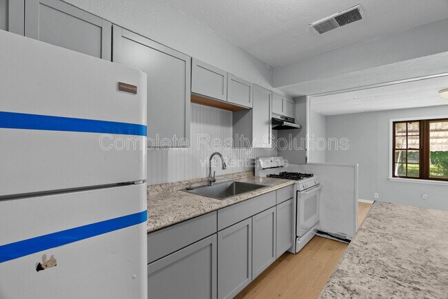 Building Photo - 416 Lanark Rd