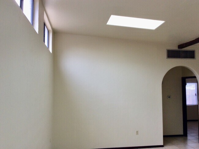 Building Photo - 2 Bdrm/1Ba Duplex, A/C, washer & dryer Centrally located