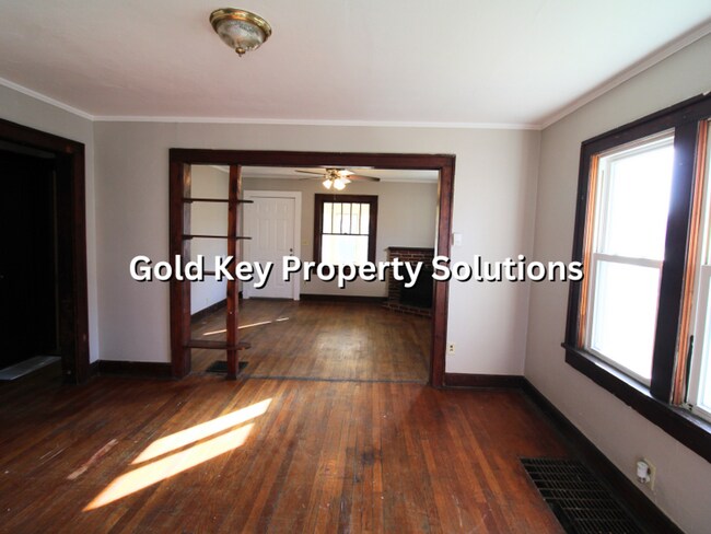 Building Photo - Open Floor Plan 2 BR 1 BA House with Sun P...