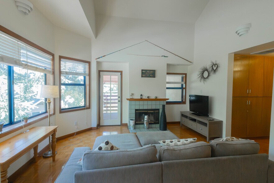 Building Photo - 207 3rd St