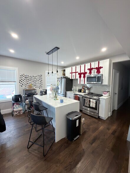 Building Photo - 156 Hillside St