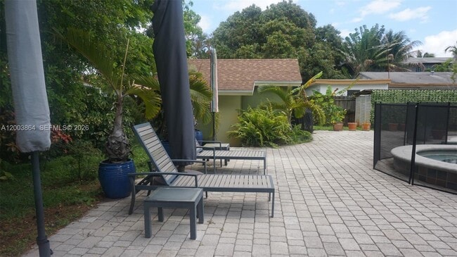 Building Photo - 853 NE 37th St