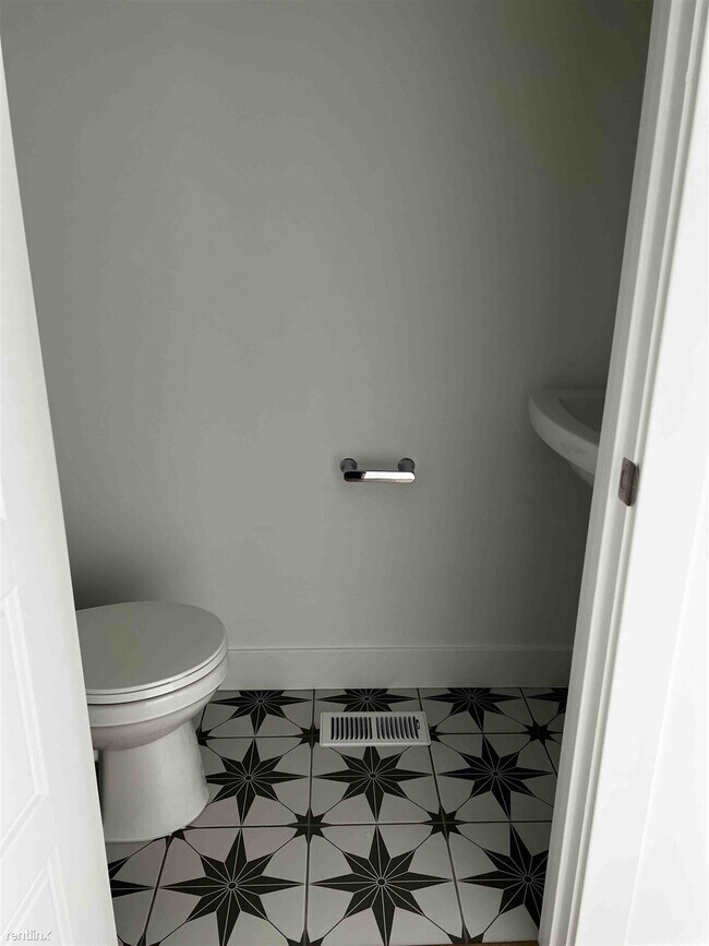 Building Photo - 4 br, 3.5 bath Townhome - 2021 South Sawmi...