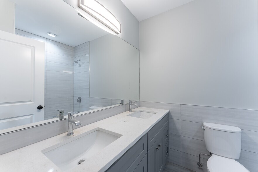 Building Photo - 1458 W Chestnut St