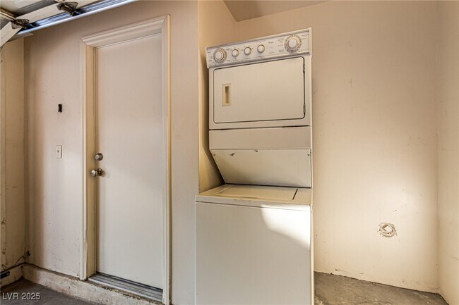 Building Photo - 10396 Midseason Mist St