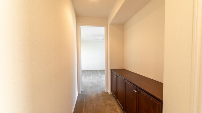 Building Photo - 570 Calle Vibrante