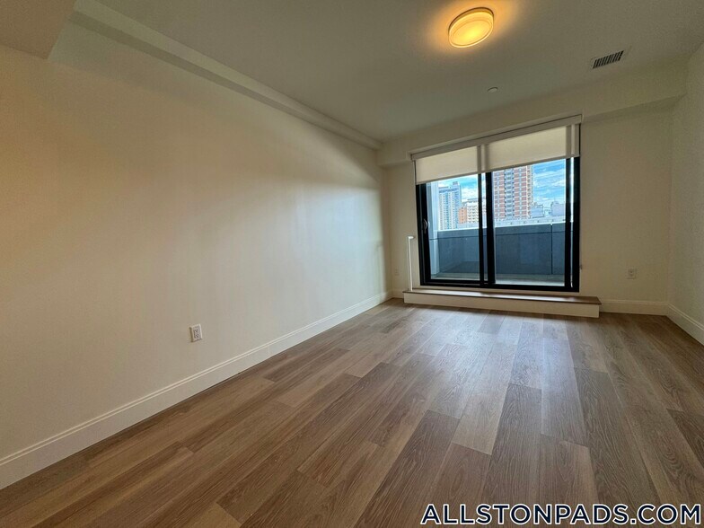 Building Photo - 1079 Commonwealth Ave