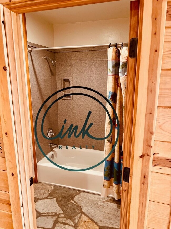 Building Photo - Charming Cabin-Style Home with Stunning To...