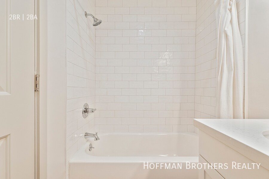 Building Photo - 821 3rd St