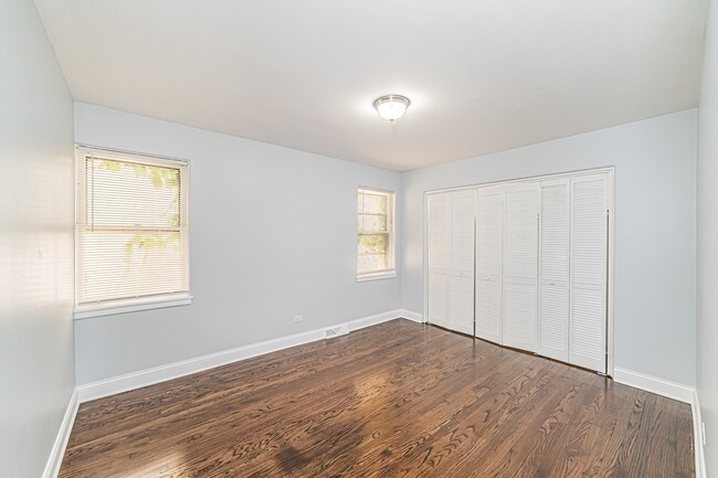 Building Photo - 7530 N Oakley Ave