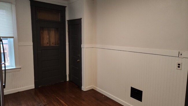 Building Photo - Elegant 2-Bedroom Duplex in Lively St. Louis Neighborhood.