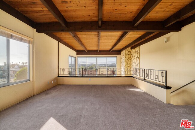Building Photo - 364 Pershing Dr