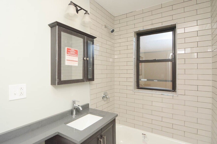 Building Photo - 4549 N Damen Ave