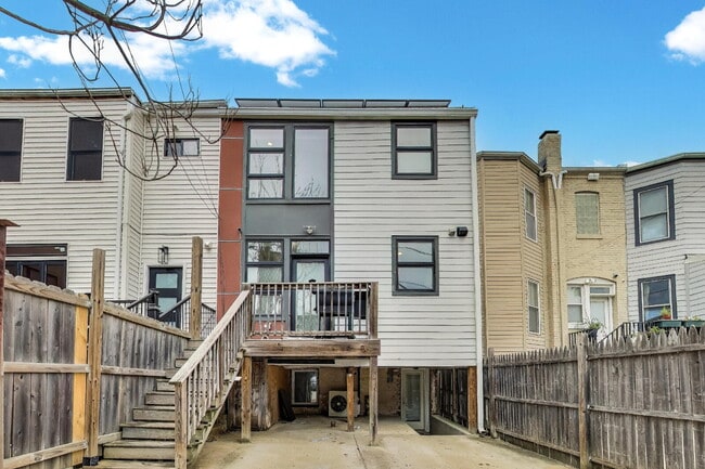 Building Photo - 646 Keefer Pl NW