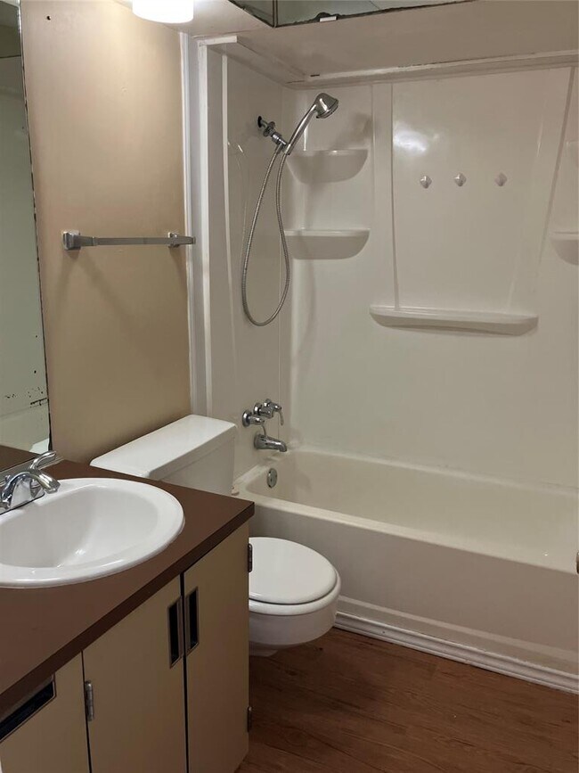 Building Photo - 5806 Circulo Dr