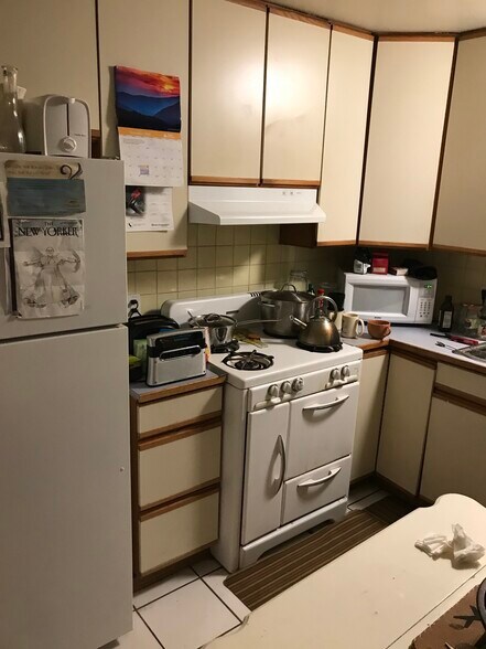 Kitchen - 2585 Elwood Ave
