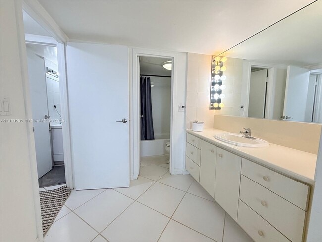 Building Photo - 100 Bayview Dr