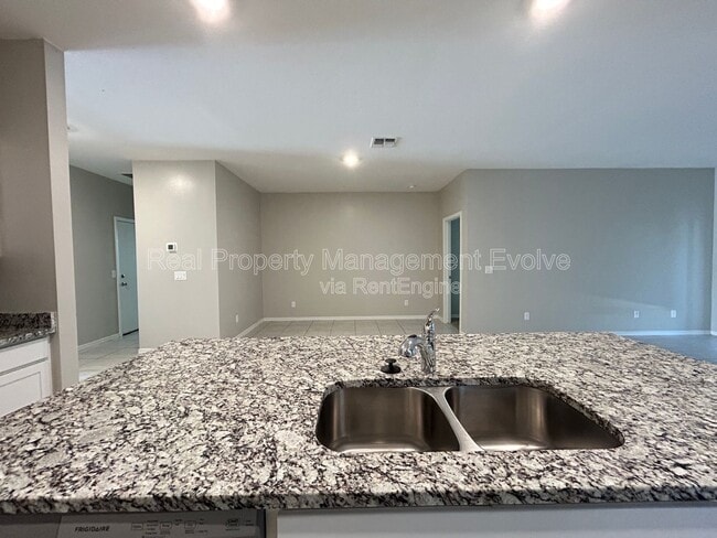 Building Photo - 6511 W Magdalena Ln