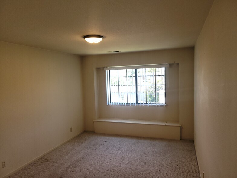 Building Photo - 1058 Padre Dr