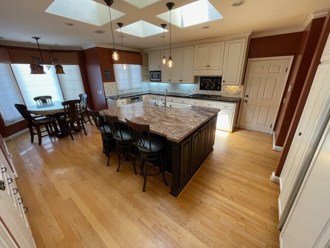 Building Photo - 19077 Oriente Dr