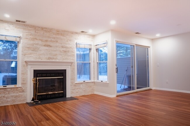 Building Photo - 48 Eton Ct