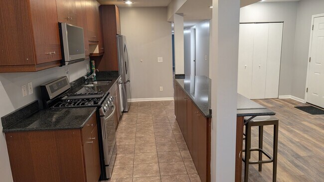 Building Photo - 429 E 45th Pl