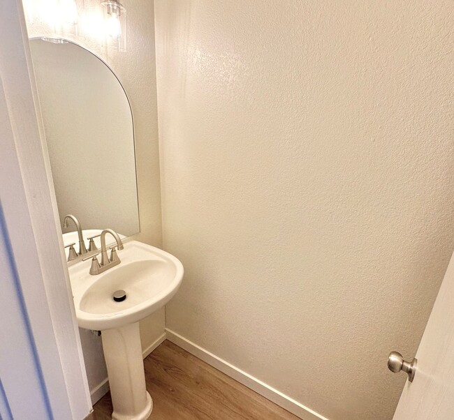 Building Photo - NEW IN MANAGEMENT - RENOVATED UNIT