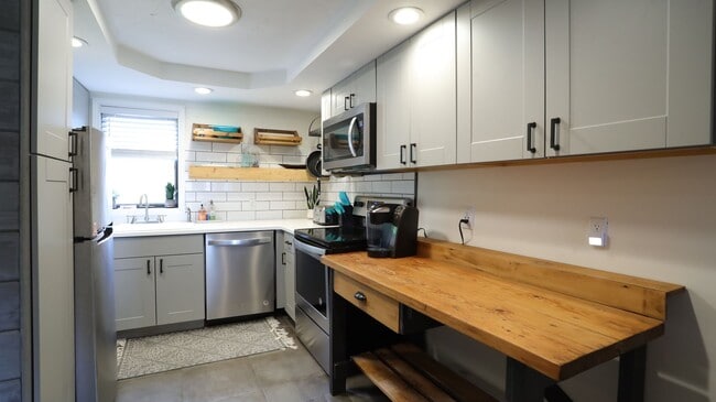 Building Photo - FURNISHED WINTER SEASONAL - 3 bedroom with Stunning Views, 6 mo lease - $2675/mo