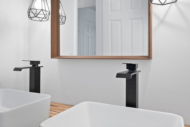 Building Photo - 2 bed 1.5 bath townhome for rent in Brentwood!