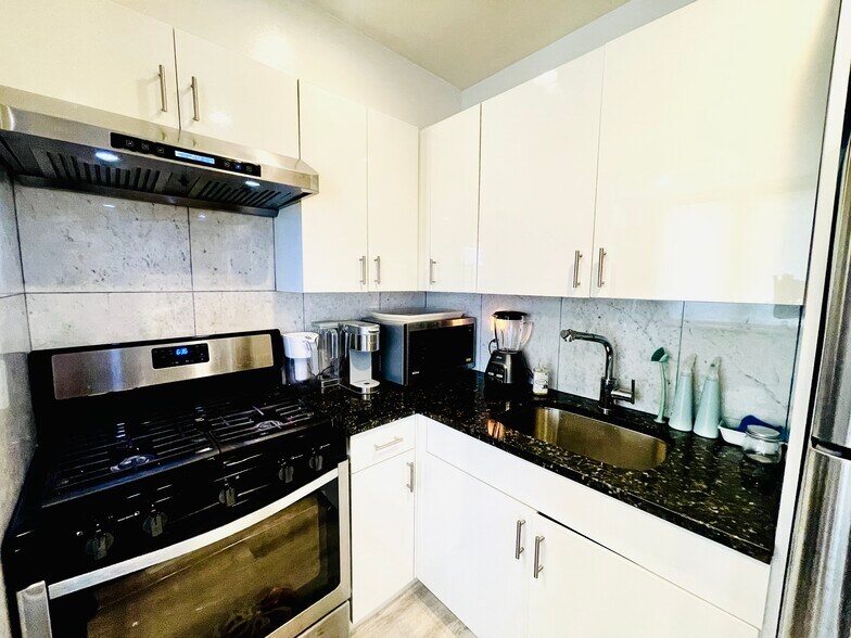 Full kitchen, including microwave, coffee machine and blender - 838 41st St